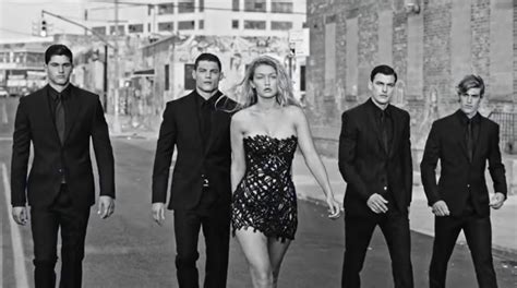 la modella dello spot profumo versace